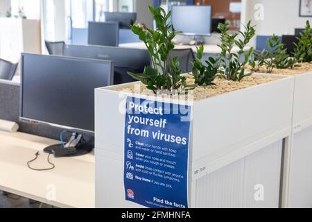 Uffici di Sydney vuoti di persone durante la cofid 19 pandemia, ufficio segni di avvertimento del virus, Sydney, Australia Foto Stock