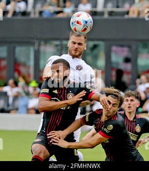 Miami, Stati Uniti. 09 maggio 2021. Tra Miami Leandro Gonzalez Pirez (6) e Anton Walkes (4) di Atlanta United e Santiago Sosa (5) tentano di dirigere il pallone nella seconda metà al DRV Pink Stadium di Fort Lauderdale, Florida, domenica 9 maggio 2021. (Foto di Charles Trainor Jr./Miami Herald/TNS/Sipa USA) Credit: Sipa USA/Alamy Live News Foto Stock