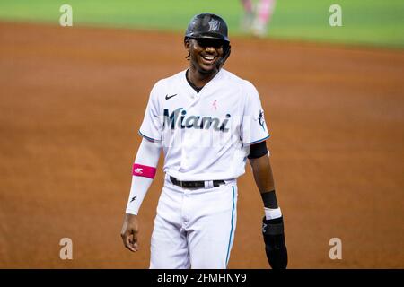 Miami, Stati Uniti. 09 maggio 2021. L'outfielder di Miami Marlins Lewis Brinson (25) reagisce a colpire un singolo durante il secondo assottigliamento contro i Milwaukee Brewers al parco di loanDepot nel quartiere di Little Havana a Miami, Florida, domenica 9 maggio 2021. (Foto di Daniel A. Varela/Miami Herald/TNS/Sipa USA) Credit: Sipa USA/Alamy Live News Foto Stock