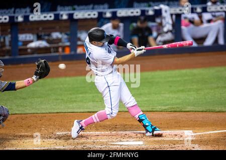 Miami, Stati Uniti. 09 maggio 2021. L'outfielder Marlins di Miami Adam Duvall (14) colpisce fuori oscillare durante il quarto assestamento contro i Milwaukee Brewers al parco di loanDepot nel quartiere di Little Havana a Miami, Florida, domenica 9 maggio 2021. (Foto di Daniel A. Varela/Miami Herald/TNS/Sipa USA) Credit: Sipa USA/Alamy Live News Foto Stock