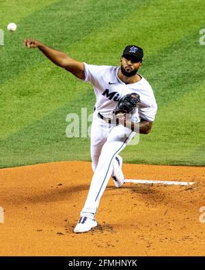 Miami, Stati Uniti. 09 maggio 2021. Miami Marlins Pitcher Sandy Alcantara (22) piazzola durante il primo assestamento contro i Milwaukee Brewers al parco loanDepot nel quartiere Little Havana di Miami, Florida, domenica 9 maggio 2021. (Foto di Daniel A. Varela/Miami Herald/TNS/Sipa USA) Credit: Sipa USA/Alamy Live News Foto Stock