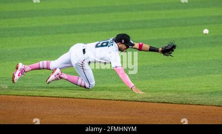 Miami, Stati Uniti. 09 maggio 2021. Miami Marlins shortstop Miguel Rojas (19) perde la palla durante il quarto assottigliamento contro i Milwaukee Brewers al parco loanDepot nel quartiere Little Havana di Miami, Florida, domenica 9 maggio 2021. (Foto di Daniel A. Varela/Miami Herald/TNS/Sipa USA) Credit: Sipa USA/Alamy Live News Foto Stock