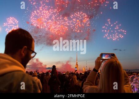 San Pietroburgo, Russia. 9 maggio 2021. La gente guarda fuochi d'artificio che commemorano il 76° anniversario della vittoria nella Grande Guerra Patriottica a San Pietroburgo, Russia, 9 maggio 2021. Credit: Irina Motina/Xinhua/Alamy Live News Foto Stock