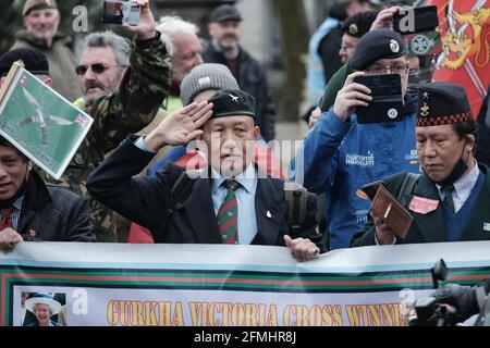 Centinaia di persone partecipano a una "marcia dei nostri veterani" a Londra in Sostegno alle truppe che si trovano a dover perseguire gli assassini dell'IRA nel Nord Irlanda Foto Stock