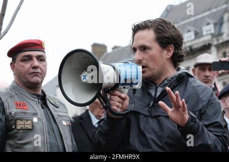 L'ex ministro della difesa Johnny Mercer adra una folla in un evento organizzato da un gruppo di motociclisti Rolling Thunder a sostegno dei veterani britannici. Foto Stock