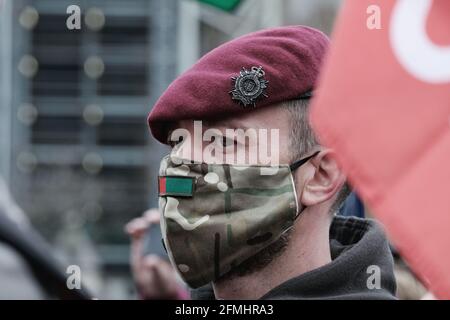 Centinaia di persone partecipano a una "marcia dei nostri veterani" a Londra in Sostegno alle truppe che si trovano a dover perseguire gli assassini dell'IRA nel Nord Irlanda Foto Stock