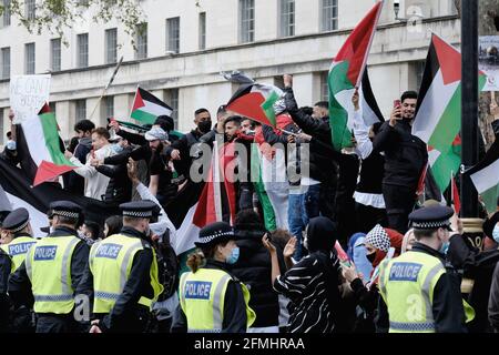 Centinaia di persone partecipano a una "marcia dei nostri veterani" a Londra in Sostegno alle truppe che si trovano a dover perseguire gli assassini dell'IRA nel Nord Irlanda Foto Stock