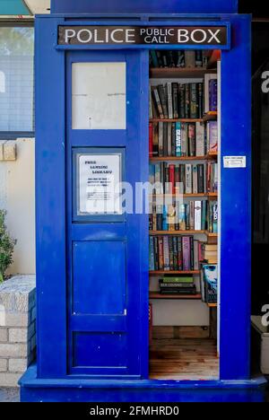 TARDIS pop up community library per dare via e scambiare libri gratuiti, costruiti e gestiti dalla gente del posto questi promuovono la condivisione della lettura riciclaggio dei libri Foto Stock