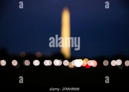 Washington, DC, Stati Uniti. 9 maggio 2021. Il Washington Monument e le luci lungo Constitution Avenue sono visti dall'Ellipse prima che il presidente degli Stati Uniti Joe Biden torni in Marine One vicino alla Casa Bianca a Washington, DC, Stati Uniti, venerdì 9 maggio, 2021. Non c'è "dubbio" che gli Stati Uniti hanno sottovalutato il numero di morti da Covid-19, che ora si trovano a oltre 581,000, ha detto oggi il miglior consulente medico di Biden. Credit: Samuel Corum/Pool via CNP | Usage worldwide Credit: dpa/Alamy Live News Foto Stock