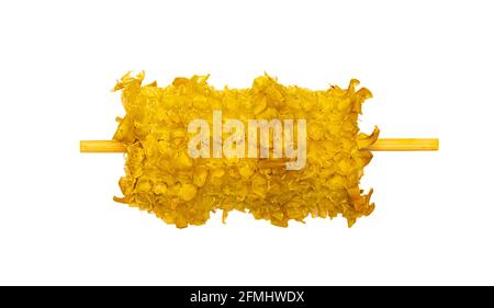 Pezzo di granturco dolce mangiato su bastone di bambù isolato su un sfondo bianco Foto Stock