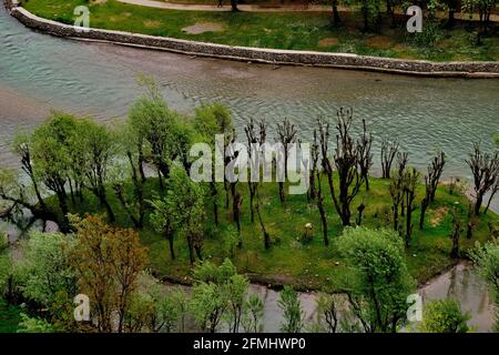 Fiume Lidder sulla strada per Pahalgam, lungo 73 chilometri che proviene dal ghiacciaio Kolhoi, Jammu & Kashmir, India Foto Stock