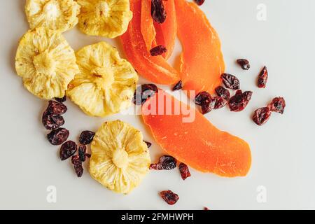 Mescolare frutta secca su sfondo chiaro. Ananas, mango e mirtillo. Cibo sano e snack. Foto Stock