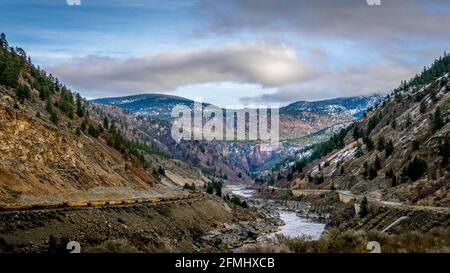 Il fiume Thompson scorre attraverso le montagne costiere lungo la Fraser Canyon Route della Trans Canada Highway nella British Columbia, Canada Foto Stock