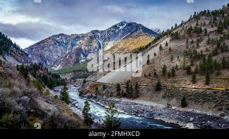 Il fiume Thompson scorre attraverso le montagne costiere lungo la Fraser Canyon Route della Trans Canada Highway nella British Columbia, Canada Foto Stock