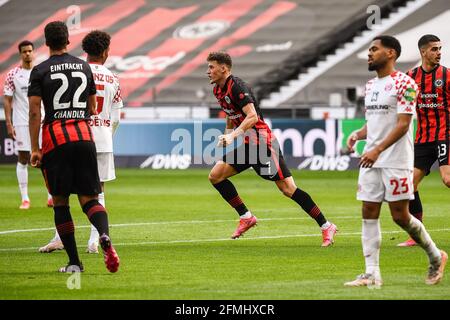 Francoforte, Germania. 10 maggio 2021. Ajdin Hrustic (3° R) di Francoforte festeggia il suo obiettivo durante una partita della Bundesliga tedesca tra Eintracht Francoforte e FSV Mainz 05 a Francoforte, Germania, 9 maggio 2021. La partita è terminata 1-1. Credit: Xinhua/Alamy Live News Foto Stock