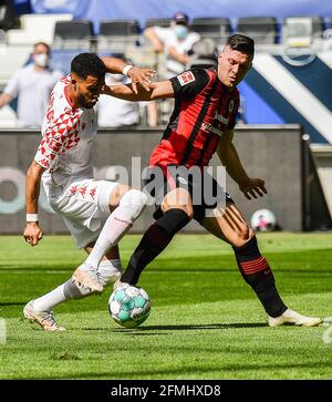 Francoforte, Germania. 10 maggio 2021. Luka Jovic (R) di Francoforte vies con Geremia St. Juste di Magonza durante una partita tedesca della Bundesliga tra Eintracht Francoforte e FSV Mainz 05 a Francoforte, Germania, 9 maggio 2021. La partita è terminata 1-1. Credit: Xinhua/Alamy Live News Foto Stock