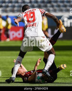 Francoforte, Germania. 10 maggio 2021. Erik Durm (fondo) di Francoforte vies con Moussa Niakhate di Magonza durante una partita tedesca della Bundesliga tra Eintracht Francoforte e FSV Mainz 05 a Francoforte, Germania, 9 maggio 2021. La partita è terminata 1-1. Credit: Xinhua/Alamy Live News Foto Stock