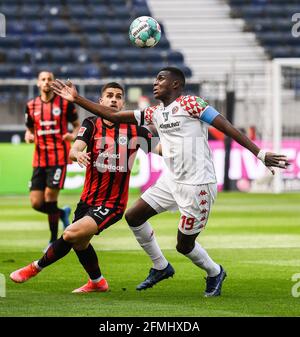 Francoforte, Germania. 10 maggio 2021. Moussa Niakhate (R) di Magonza vies con Andre Silva di Francoforte durante una partita tedesca della Bundesliga tra Eintracht Francoforte e FSV Mainz 05 a Francoforte, Germania, 9 maggio 2021. La partita è terminata 1-1. Credit: Xinhua/Alamy Live News Foto Stock