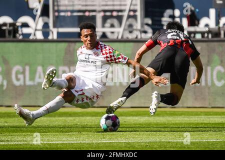 Francoforte, Germania. 10 maggio 2021. Karim Onisiwo (L) di Magonza vies con Hasebe Makoto di Francoforte durante una partita tedesca della Bundesliga tra Eintracht Francoforte e FSV Mainz 05 a Francoforte, Germania, 9 maggio 2021. La partita è terminata 1-1. Credit: Xinhua/Alamy Live News Foto Stock