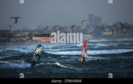 Windsurf a Tel-Aviv, Israele. Foto Stock