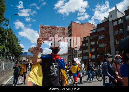 Bogotà, Colombia. 09 maggio 2021. Un dimostratore ha un segno che recita "oggi protesto con timore di lasciare i miei sogni in una pozza di sangue" LGTB+ e le comunità Trans conducono dimostrazioni mentre migliaia di persone inondano il centro di Bogotà, Colombia in una dimostrazione contro il conteggio dei morti in casi di brutalità della polizia che hanno portato a 30 morti in tutto il paese durante le manifestazioni e la riforma sanitaria del presidente Ivan Duque Marquez il 9 maggio 2021. Photo by: Chepa Beltran/Long Visual Press via Alamy Live News Credit: Long Visual Press/Alamy Live News Foto Stock