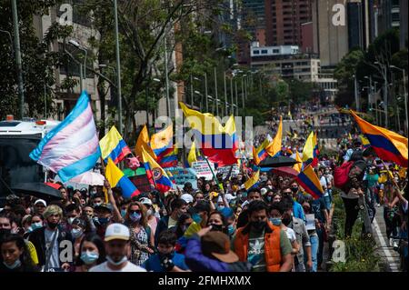 Bogotà, Colombia. 09 maggio 2021. I dimostranti fanno sventolare le bandiere colombiane e transgender delle comunità LGTB+ e Trans mentre migliaia di persone inondano il centro di Bogotà, Colombia in una dimostrazione contro il conteggio dei morti in casi di brutalità della polizia che hanno portato a 30 morti in tutto il paese durante le manifestazioni e la riforma sanitaria del presidente Ivan Duque Marquez il 9 maggio 2021. Photo by: Chepa Beltran/Long Visual Press via Alamy Live News Credit: Long Visual Press/Alamy Live News Foto Stock