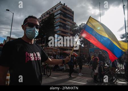 Bogota, Cundinamarca, Colombia. 9 maggio 2021. Un manifestante sventolando una bandiera colombiana mentre le comunità di LGTB e Trans conducono manifestazioni mentre migliaia inondano il centro di Bogotà, Colombia in una dimostrazione contro il conteggio dei morti in casi di brutalità della polizia che hanno portato a 30 morti in tutto il paese durante le manifestazioni e la riforma sanitaria del presidente Ivan Duque Marquez il 9 maggio 2021. Foto di: Chepa Beltran/Long Visual Press via ZUMA Wire Credit: Chepa Beltran/LongVisual/ZUMA Wire/Alamy Live News Foto Stock