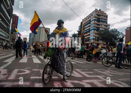 Bogota, Cundinamarca, Colombia. 9 maggio 2021. Un manifestante sventolando una bandiera colombiana mentre le comunità di LGTB e Trans conducono manifestazioni mentre migliaia inondano il centro di Bogotà, Colombia in una dimostrazione contro il conteggio dei morti in casi di brutalità della polizia che hanno portato a 30 morti in tutto il paese durante le manifestazioni e la riforma sanitaria del presidente Ivan Duque Marquez il 9 maggio 2021. Foto di: Chepa Beltran/Long Visual Press via ZUMA Wire Credit: Chepa Beltran/LongVisual/ZUMA Wire/Alamy Live News Foto Stock