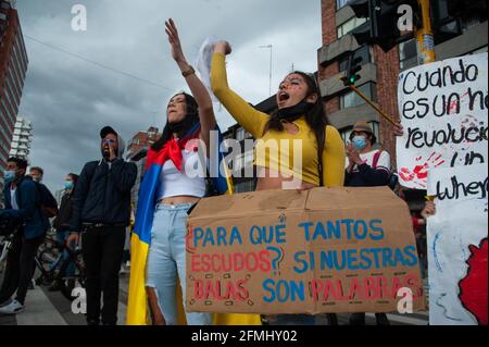 Bogota, Cundinamarca, Colombia. 9 maggio 2021. Un dimostratore con un segno che recita ''perché così tanti scudi? Se i nostri proiettili sono le nostre parole'' come le comunità di LGTB e Trans conducono dimostrazioni mentre migliaia inondano il centro di Bogotà, Colombia in una dimostrazione contro il conteggio dei morti in casi di brutalità della polizia che hanno portato a 30 morti in tutto il paese durante le manifestazioni e la riforma sanitaria del presidente Ivan Duque Marquez il 9 maggio 2021. Foto di: Chepa Beltran/Long Visual Press via ZUMA Wire Credit: Chepa Beltran/LongVisual/ZUMA Wire/Alamy Live News Foto Stock