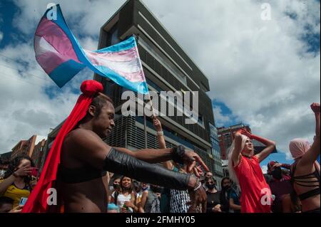 Bogota, Cundinamarca, Colombia. 9 maggio 2021. Le comunità LGTB e Trans conducono manifestazioni mentre migliaia di persone inondano il centro di Bogotà, Colombia, in una dimostrazione contro il numero di morti in casi di brutalità della polizia che hanno portato a 30 morti in tutto il paese durante le manifestazioni e la riforma sanitaria del presidente Ivan Duque Marquez il 9 maggio; 2021. Foto di: Chepa Beltran/Long Visual Press via ZUMA Wire Credit: Chepa Beltran/LongVisual/ZUMA Wire/Alamy Live News Foto Stock