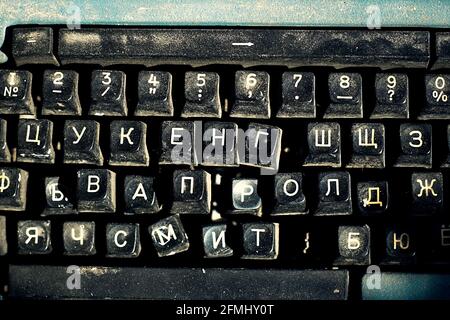 Tastiera con lettere russe di una vecchia macchina da scrivere primo piano.  Vista dall'alto Foto stock - Alamy