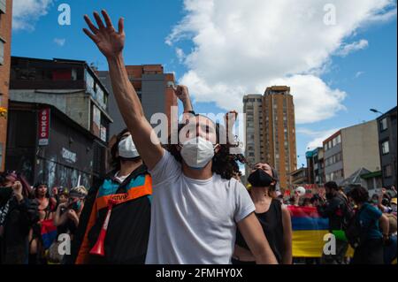 Bogota, Cundinamarca, Colombia. 9 maggio 2021. I demonstratori partecipano come comunità di LGTB e Trans condurre dimostrazioni mentre migliaia inondano il centro di Bogotà, Colombia in una dimostrazione contro il conteggio dei morti in casi di brutalità della polizia che hanno portato a 30 morti in tutto il paese durante le manifestazioni e la riforma sanitaria del presidente Ivan Duque Marquez il 9 maggio 2021. Foto di: Chepa Beltran/Long Visual Press via ZUMA Wire Credit: Chepa Beltran/LongVisual/ZUMA Wire/Alamy Live News Foto Stock