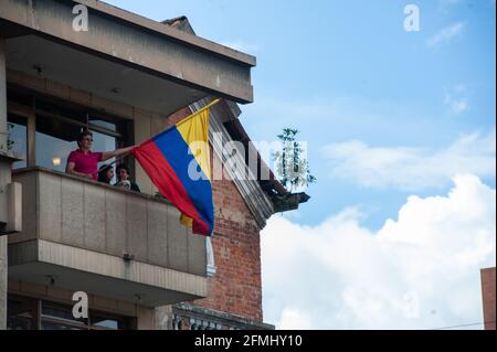 Bogota, Cundinamarca, Colombia. 9 maggio 2021. Un manifestante sventolando una bandiera colombiana mentre le comunità di LGTB e Trans conducono manifestazioni mentre migliaia inondano il centro di Bogotà, Colombia in una dimostrazione contro il conteggio dei morti in casi di brutalità della polizia che hanno portato a 30 morti in tutto il paese durante le manifestazioni e la riforma sanitaria del presidente Ivan Duque Marquez il 9 maggio 2021. Foto di: Chepa Beltran/Long Visual Press via ZUMA Wire Credit: Chepa Beltran/LongVisual/ZUMA Wire/Alamy Live News Foto Stock