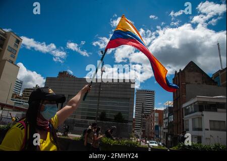 Bogota, Cundinamarca, Colombia. 9 maggio 2021. Un manifestante sventolando una bandiera colombiana mentre le comunità di LGTB e Trans conducono manifestazioni mentre migliaia inondano il centro di Bogotà, Colombia in una dimostrazione contro il conteggio dei morti in casi di brutalità della polizia che hanno portato a 30 morti in tutto il paese durante le manifestazioni e la riforma sanitaria del presidente Ivan Duque Marquez il 9 maggio 2021. Foto di: Chepa Beltran/Long Visual Press via ZUMA Wire Credit: Chepa Beltran/LongVisual/ZUMA Wire/Alamy Live News Foto Stock