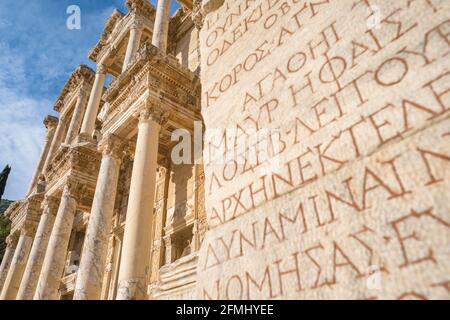 Antiche iscrizioni greche sulle mura della Biblioteca Celso nell'antica città di Efeso, Turchia Foto Stock