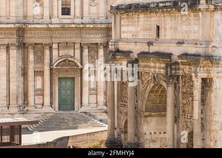 Vista ravvicinata dell'Arco di Settimio Severo a Roma Foto Stock