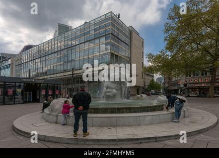 La fontana Brockhaus nella via dello shopping Zeil, Francoforte sul meno, Germania Foto Stock