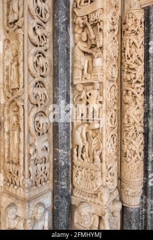 Particolare del portale Radovano della cattedrale di San Lorenzo a Trogir, Croazia. Foto Stock