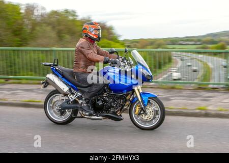 2007 Triumph 1050 Tiger; motociclista 1050cc; trasporto a due ruote, motocicli, veicoli, Strade, motociclette, motociclette e motociclette che guidano a Chorley, Regno Unito Foto Stock