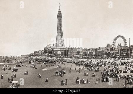 Una vista del tardo 19 ° secolo della spiaggia e resort di vacanza di Blackpool in Lancashire, Inghilterra. Il centro è la Blackpool Tower, un'attrazione turistica aperta al pubblico il 14 maggio 1894. Ispirata alla Torre Eiffel di Parigi, quando fu aperta, la Blackpool Tower era la struttura artificiale più alta dell'Impero britannico. Foto Stock
