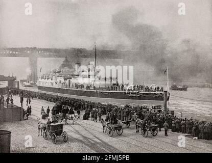 Una vista del tardo 19 ° secolo di HMS Victoria sul fiume Tyne, con il ponte di Newcastle-upon-Tyne alto livello sullo sfondo. Era la nave principale nella sua classe di due corazzate della Marina reale. Il 22 giugno 1893, si scontrò con l'HMS Camperdown nei pressi di Tripoli, in Libano, durante manovre e affondò rapidamente, uccidendo 358 membri dell'equipaggio, tra cui il comandante della British Mediterranean Fleet, il vice-ammiraglio Sir George Tryon. Uno dei superstiti fu l'ufficiale esecutivo John Jellicoe, in seguito comandante in capo della Gran flotta britannica nella battaglia di Jutland. Foto Stock