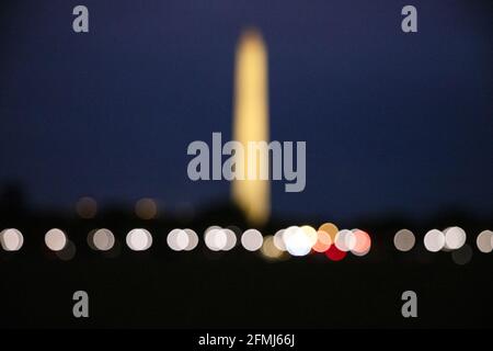 Il Washington Monument e le luci lungo Constitution Avenue sono visti dall'Ellipse prima che il presidente degli Stati Uniti Joe Biden torni in Marine One vicino alla Casa Bianca a Washington, D.C., Stati Uniti, venerdì 9 maggio, 2021. ThereâÂ€Â™s âÂ€Âœno doubtâÂ€Â gli Stati Uniti hanno sottovalutato il numero di decessi per Covid-19, che ora si trova a oltre 581,000, ha dichiarato oggi il miglior consulente medico di BidenâÂ€Â™. Foto di Samuel Corum/piscina/ABACAPRESS.COM Foto Stock