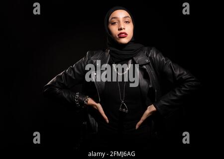 Dall'alto Felice giovane donna di stile proprietario in abito alla moda e cappello bere caffè da asporto mentre si siede su panca di legno sulla strada con adorabile Go Foto Stock