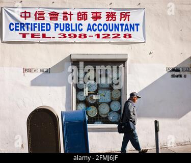 Uomo a Chinatown, San Francisco, Stati Uniti Foto Stock