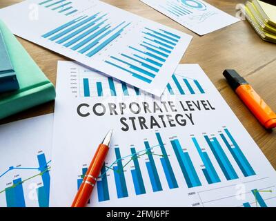 Pila di documenti sulla strategia di livello aziendale con grafici. Foto Stock