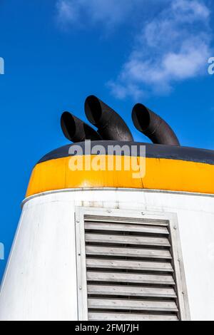 Imbuti di scarico delle navi traghetto Foto Stock
