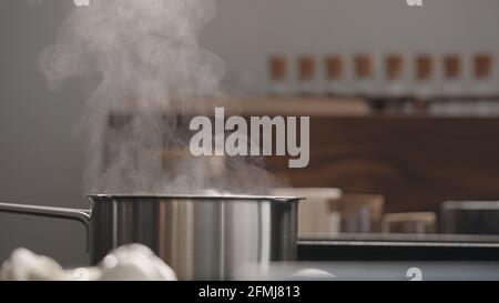 vapore che sale da pentola in cucina, foto ampia Foto Stock