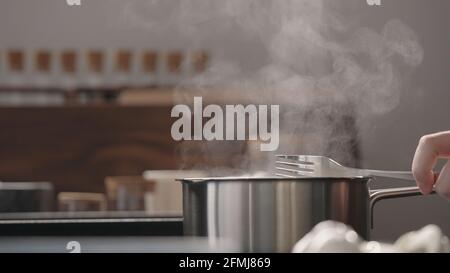 vapore che sale da pentola in cucina, foto ampia Foto Stock