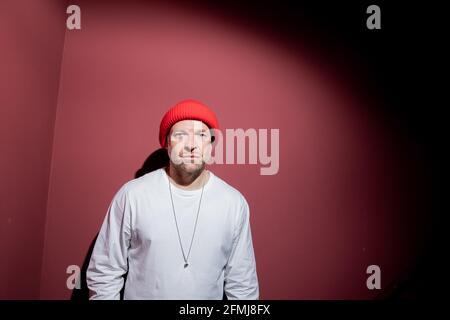 Berlino, Germania. 07 maggio 2021. Mateo Jasik della band "Culcha candela" si trova in una scala. (A dpa 'Culcha candela a n°allesdichtmachen: Non cadere in 'cultura di odio'') Credit: Christoph Soeder/dpa/Alamy Live News Foto Stock