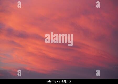 Cielo luminoso e suggestivo visto al tramonto Foto Stock